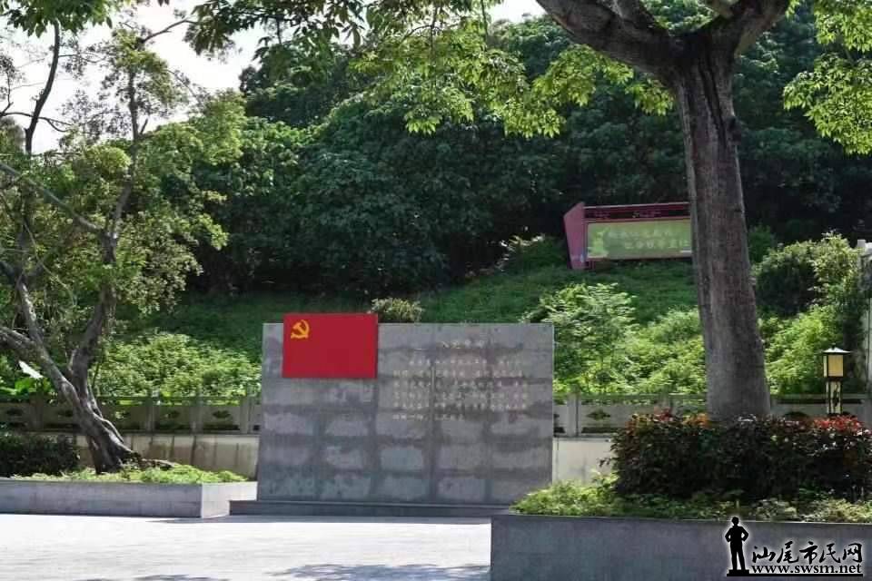 红旗与入党誓词（七里香宣传部供图）